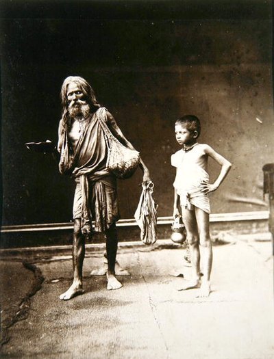 インドのファキールとその助手、1880年頃（アルビネン・プリント） 作： English Photographer