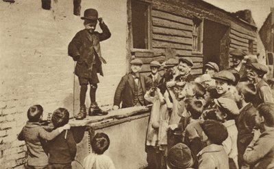 チャーリー・チャップリンの真似をするイーストエンドの新進ユーモリスト（モノクロ写真） 作： English Photographer