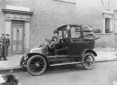 自動車のホイールに座っているドライバー 作： English Photographer