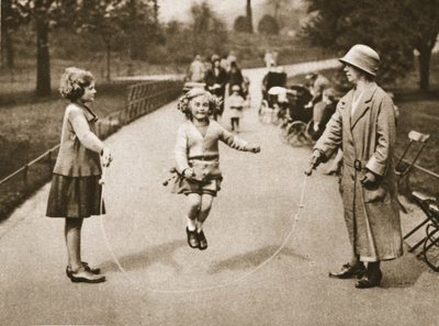 ワンダフルロンドンのハイドパークまたはケンジントンガーデンをスキップしている女の子が1926-27年に公開（グラビア） 作： English Photographer