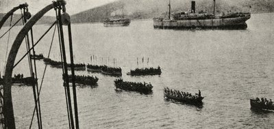 「大戦争：歴史」、ボリュームIII、1916年から、ガリポリキャンペーン中に岸に向けてトランスポートを去る上陸部隊 作： English Photographer