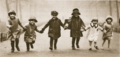 ワンダフルロンドンのハイドパークで走っている身なりのよい子供たちの行が1926-27年に公開（グラビア） 作： English Photographer