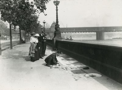 堤防上の舗装アーティスト 作： English Photographer
