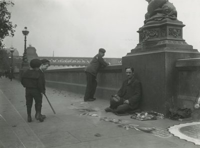 堤防上の舗装アーティスト 作： English Photographer
