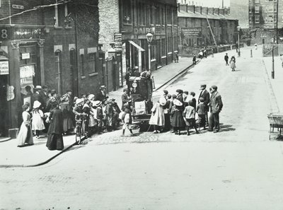 ロンドン、プットニーのストリートオルガニスト、1886年 作： English Photographer