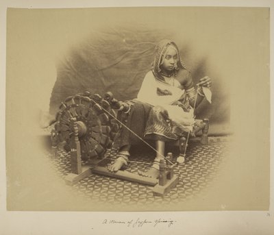 ジェイポア紡績の女性、1890年頃（白黒写真） 作： English Photographer