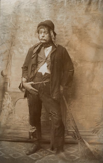 清掃員に扮した俳優（モノクロ写真） 作： English Photographer
