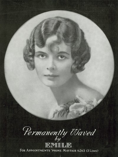 ロンドンのメイフェアにある「Permanently Waved by Emile」の広告（モノクロ写真 作： English Photographer