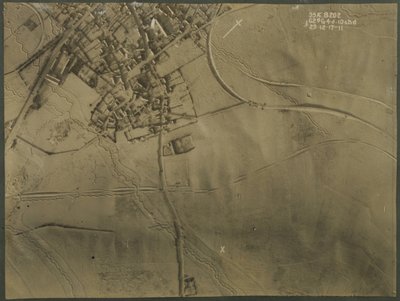 第一次世界大戦の塹壕の空中写真、1917年 作： English Photographer