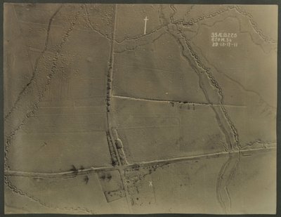 第一次世界大戦の塹壕の空中写真、1917年 作： English Photographer