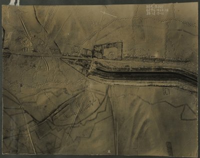 第一次世界大戦の塹壕の空中写真、1917年 作： English Photographer