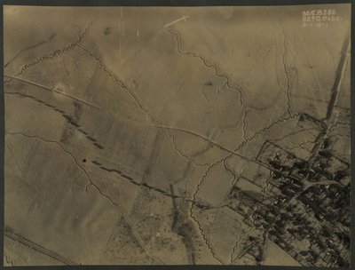 第一次世界大戦の塹壕の空撮、1918年 作： English Photographer