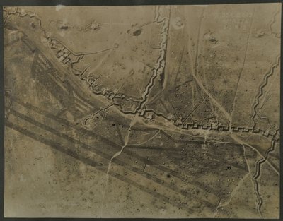 第一次世界大戦の塹壕の空撮、1918年 作： English Photographer