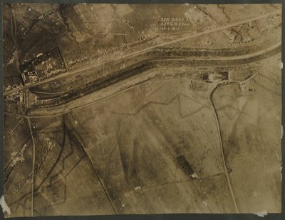 第一次世界大戦の塹壕の空撮、1918年 作： English Photographer
