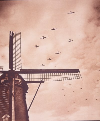 オランダ上空で空挺部隊を乗せたグライダーを曳航する連合軍機、アーネムの戦い 作： English Photographer