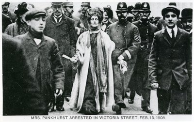 1908年2月13日、ビクトリアストリートでのEmmeline Pankhurst夫人の逮捕 作： English Photographer
