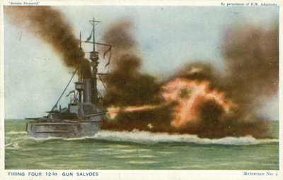 戦艦に向けて発射される砲弾（カラー写真 作： English Photographer