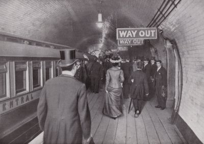 セントラルロンドン鉄道の銀行駅の出口 作： English Photographer