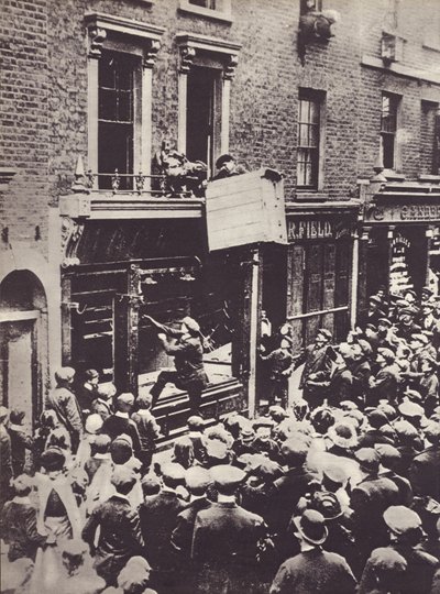 1914年頃、ロンドンのドイツショップへの攻撃 作： English Photographer