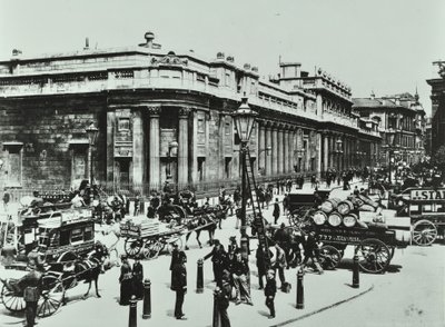 イングランド銀行、スレッドニードルストリート、ロンドン市、1890 作： English Photographer