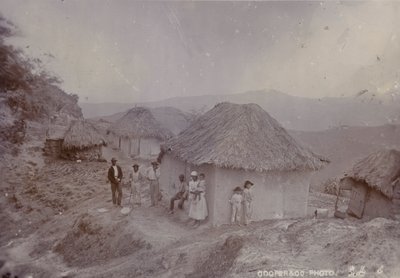 丘の中腹にあるバルバドスの村、1880年 作： English Photographer
