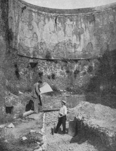 第2次世界大戦後の発掘調査でクリップルゲートで発見された歴史的なロンドン・ウォールの橋脚（モノクロ写真 作： English Photographer