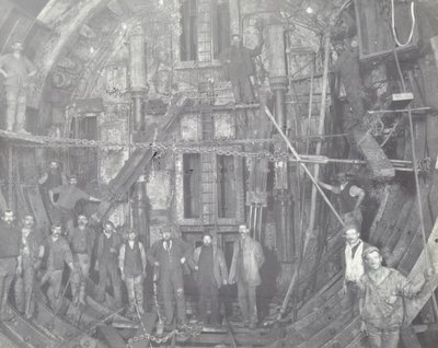 ブラックウォールトンネル：1894年に労働者のグループがエアロックに立ちました 作： English Photographer