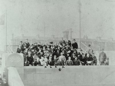 ブラックウォールトンネル：オープニングセレモニーに集まった群衆、1897年 作： English Photographer
