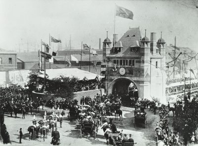 ブラックウォールトンネル：馬車がトンネルの入り口の儀式用の開口部を通過、1897年 作： English Photographer