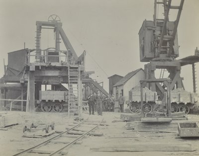 ブラックウォールトンネル：トンネル建設中のシャフトと作業員、1893 作： English Photographer