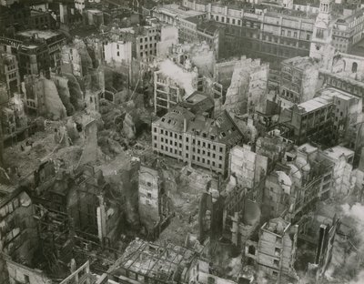 セントポール大聖堂の上からの爆弾被害の写真 作： English Photographer