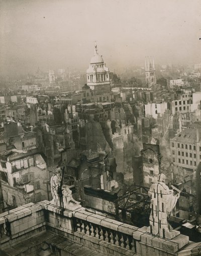 セントポール大聖堂の上からの爆弾被害の写真 作： English Photographer