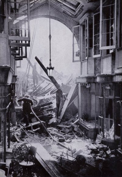 ロンドン、ピカデリーのバーリントンアーケードへの爆弾被害 作： English Photographer