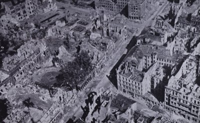 第二次世界大戦中のドイツ・ベルリンの爆撃跡 作： English Photographer