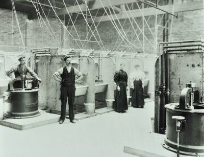 境界通り：ランドリールームのインテリア、機械を扱う人々、ロンドン、1897 作： English Photographer