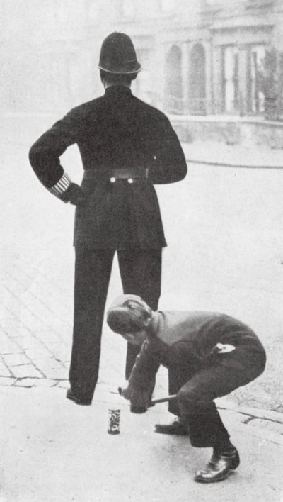 警官にいたずらをする少年（モノクロ写真） 作： English Photographer