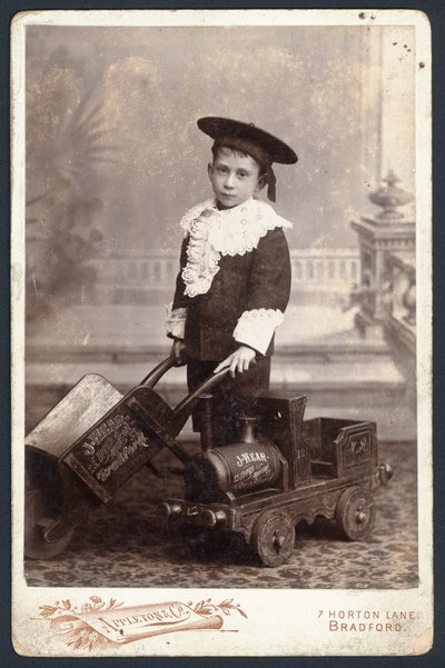 おもちゃの列車と手押し車を持つ少年 作： English Photographer