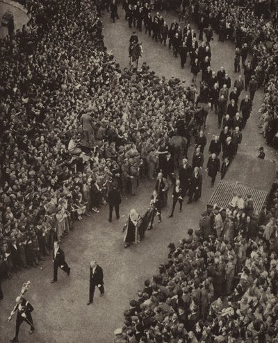 1945年5月8日、ナチス・ドイツによる侵略の脅威から解放されたことを感謝する礼拝のため、ウェストミンスターのセント・マーガレット教会に向かうウィンストン・チャーチル英首相と閣僚たち（モノクロ写真）。 作： English Photographer