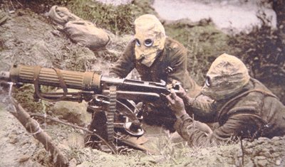 ドイツのホスゲンガスから身を守るためにヘルメットをかぶったイギリスのヴィッカーズ機銃隊員たち。 作： English Photographer