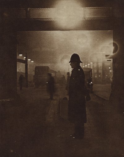 霧の中の英国警察官（モノクロ写真 作： English Photographer