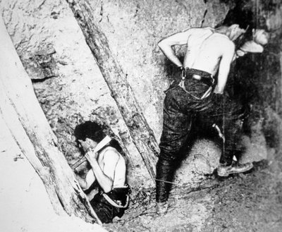 1917年6月、イーペルのメシネス・リッジを採掘する英国工兵隊の土木工兵（モノクロ写真）。 作： English Photographer