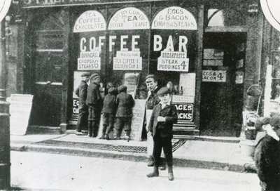 バッキンガム宮殿のガーデンパーティー、1911 作： English Photographer