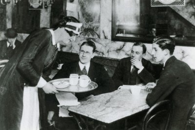 バッキンガム宮殿のガーデンパーティー、1911 作： English Photographer