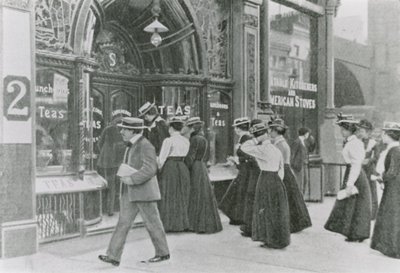 バッキンガム宮殿のガーデンパーティー、1911 作： English Photographer