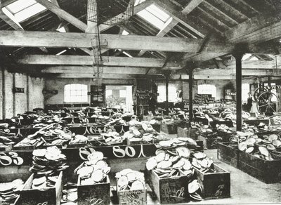 ブルワーフ、シェルウェアハウスの内部、ロンドン、1890 作： English Photographer