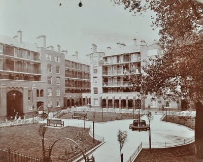 カレドニアン・ロード・ビルディング：中庭、庭園、フラットの眺め、ロンドン 作： English Photographer