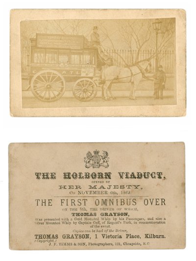 1869年11月6日、ホルボーン高架橋を横切って運転された最初のオムニバスを記念するカード（表と裏） 作： English Photographer