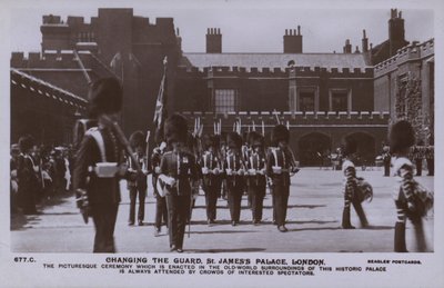 ロンドン、セント・ジェームス・パレスの衛兵交代式（モノクロ写真 作： English Photographer