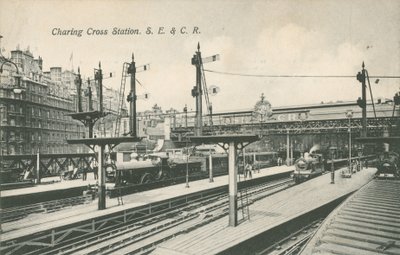 チャリングクロス駅、ロンドン 作： English Photographer