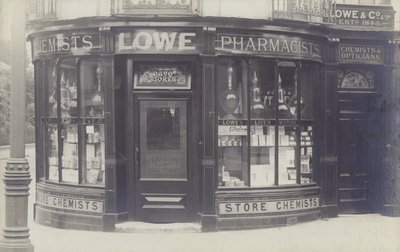 Charles Lowe & Co Drug Store, Newbury, Berkshire (白黒写真) 作： English Photographer